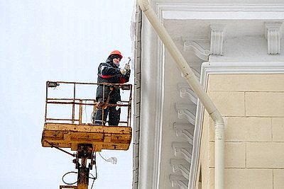 Коммунальщики очищают крыши от снега и сосулек