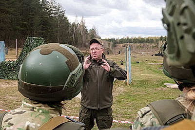 Не только в строю, но и в бою: комбинированный марш-бросок для военнослужащих девушек прошел в Чаусском районе