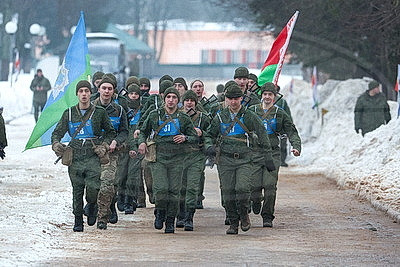 Марш-бросок и подтягивание. Десантники и гвардейцы сдают нормативы по физподготовке во время проверки ВС