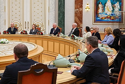 Лукашенко вручил дипломы доктора наук и аттестаты профессора