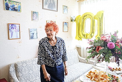 Кочанова поздравила ветерана ВОВ Ядвигу Еробкину с 101-летием