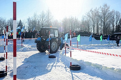 Зимнее бездорожье и огневой рубеж: \"Тракторный биатлон\" в Горках испытал на прочность людей и технику