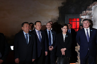 Председатель Мажилиса Парламента Республики Казахстан возложил цветы в МК \"Хатынь\"