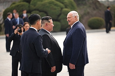 Лукашенко в Пхеньяне возложил венок к монументу \"Освобождение\"