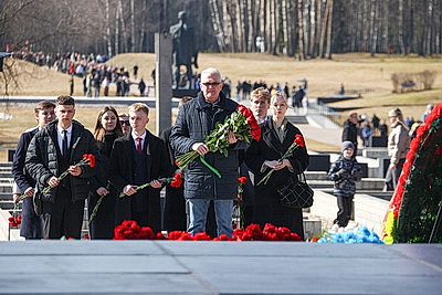 \"Пусть скорбь и печаль обернутся в мужество ваше и силу\". В Хатыни проходит всенародная вахта памяти