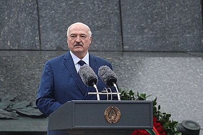 Лукашенко возложил венок к монументу Победы в Минске