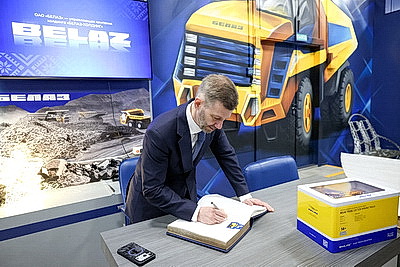 Губернатор Чукотского автономного округа ознакомился с производством БЕЛАЗа