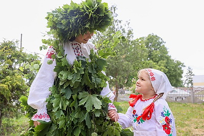 Зеленый наряд, песни и столы с угощениями: в Жабинковском районе провели обряд \"Вождение куста\"