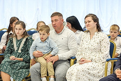\"Забота о семье - одновременно большой труд и радость\". Восьми брестчанкам вручили орден Матери