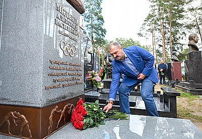 Памятник легендарному спортсмену Александру Медведю открыли на Восточном кладбище в Минске