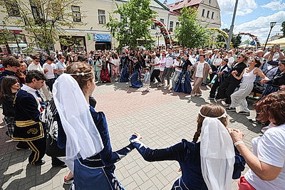 Национальные подворья ярко представлены на фестивале культур в Гродно