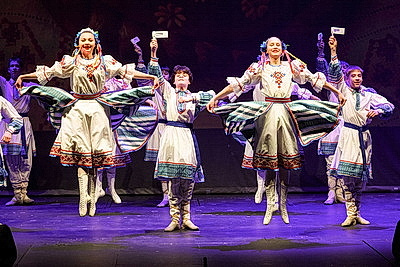 \"Ода белорусской женщине\". Со сцены Купаловского театра читают стихи на \"роднай мове\"