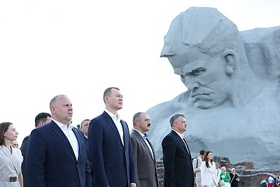 Главы спортивных ведомств Беларуси и России возложили цветы в Брестской крепости