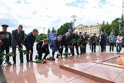 Автопробег \"Города-герои - города Героев\" по территории Беларуси стартовал от площади Победы в Минске