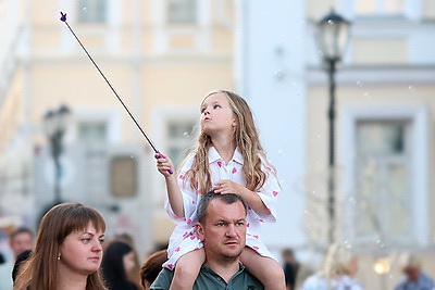 Живая музыка, ярмарки и уличные перформансы: праздничная атмосфера царит на улицах фестивального Витебска