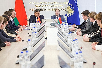 \"Нам есть чему учиться\". Председатель ЦИК Кыргызстана о работе с населением в Беларуси