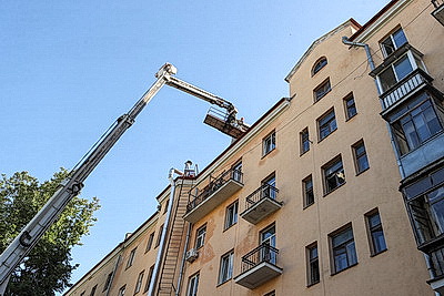 \"Новая кровля и обследование повреждений\". Как продолжается восстановление дома в центре Минска после пожара