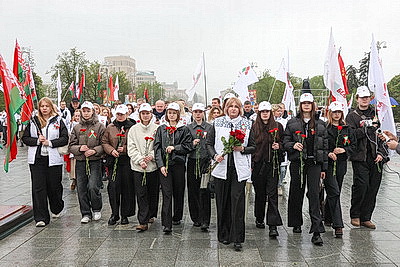 Народное возложение цветов к монументу Победы проходит в Минске