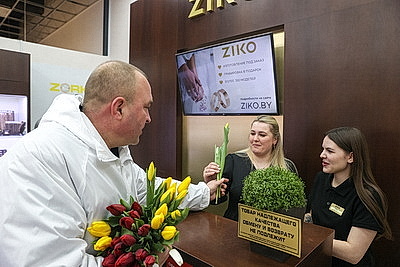 Плац-концерты, море цветов и теплых слов. В Бресте мужчины поздравили женщин