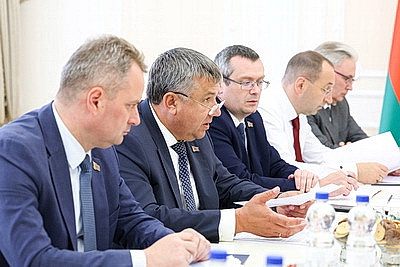 В правительстве прошла встреча с министром инвестиций, промышленности и торговли Узбекистана