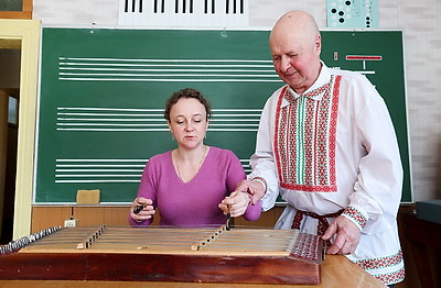 Музыкальные инструменты, на которых играют и за рубежом, создает поставский мастер