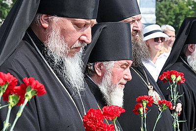 Более 500 человек собрались у памятника Георгию Конисскому в Могилеве на памятный молебен