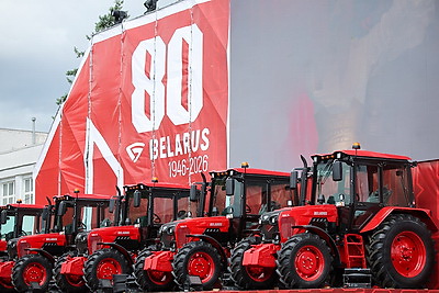 Танцы тракторов и презентация талисмана. МТЗ празднует 80-летие