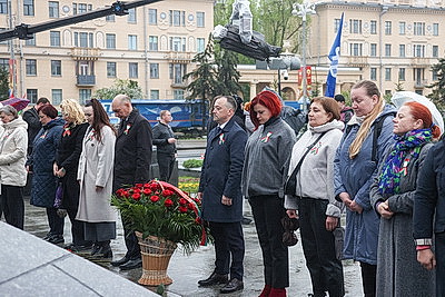 Народное возложение цветов к монументу Победы проходит в Минске