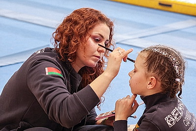 Турнир по спортивной акробатике \"Киндр-сюрприз\" собрал более 200 участников из Беларуси и России