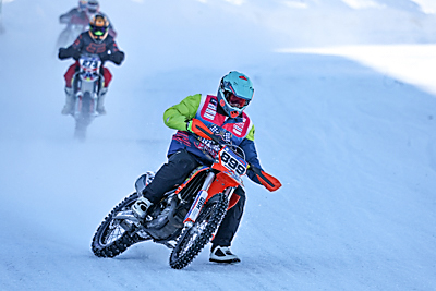 С жаждой адреналина. Белорусские гонщики покорили стихию на соревнованиях по мотоспидвею