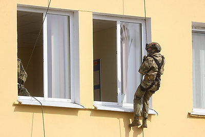 Сделать фото на фоне вертолета и в снаряжении парашютиста. Учащиеся Малоритского района побывали в 38-й бригаде