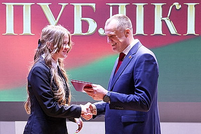 Шаг во взрослую жизнь: в Могилеве самым талантливым и творческим ребятам региона вручили первые паспорта