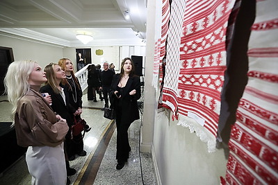 Коллекцию рушников показали гостям Большого театра на Вечере белорусской культуры