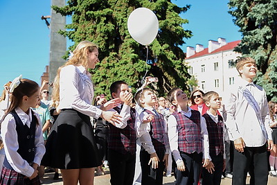 Последние звонки для выпускников 9-х и 11-х классов прозвенели по всей Беларуси
