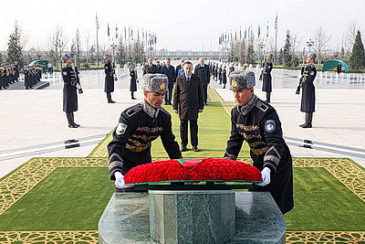 Турчин возложил венок к монументу Независимости в Ташкенте