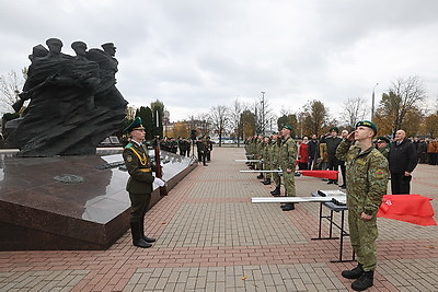 В Гродно школьникам передали капсулы памяти с землей погранзаставы \"Усово\" и копии знамени Победы