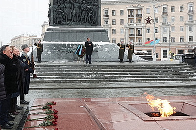 Председатель Мажилиса Парламента Казахстана возложил венок к монументу Победы в Минске