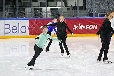 Двукратный серебряный призер Олимпийских игр Евгения Медведева провела мастер-класс для юных спортсменов