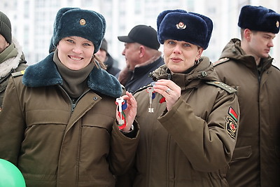 Ключи от арендных квартир получили 60 семей военнослужащих Борисовского гарнизона