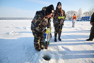 Сделаем лунки - спасем рыбу от замора. На водохранилище \"Дрозды\" провели замеры уровня кислорода в воде