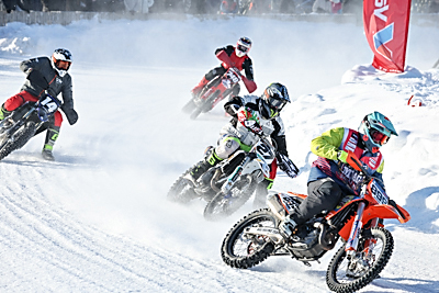 С жаждой адреналина. Белорусские гонщики покорили стихию на соревнованиях по мотоспидвею