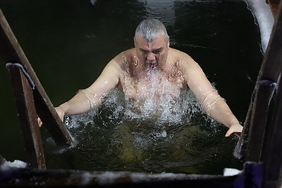 Православные верующие празднуют Крещение Господне