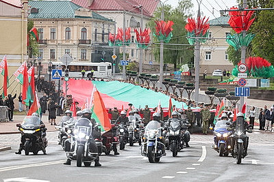 \"Герб, флаг и гимн вдохновляют на свершения\". Тысячи гродненцев объединились на торжественном митинге