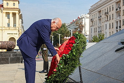 Глава МИД Алжира возложил венок к монументу Победы в Минске