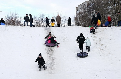 Любители активного отдыха провели праздничные выходные на снежных склонах