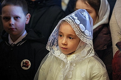 Лукашенко зажег пасхальную свечу в одном из деревенских храмов