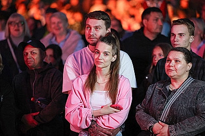 Тысячи голосов в унисон. Акция \"Споем гимн вместе\" стала кульминацией Дня Независимости на Кургане Славы