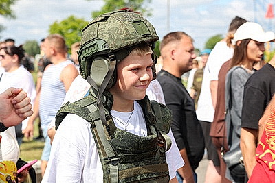 Масштабную реконструкцию событий разных лет показали в День десантников и ССО в Бресте