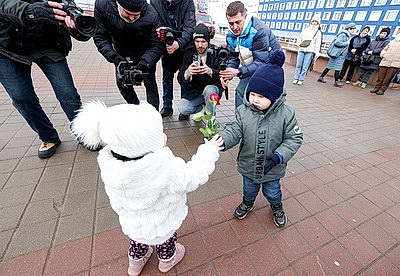 С танцами, цветами и с 30-метровой высоты. Спасатели в Витебске поздравили женщин с 8 Марта