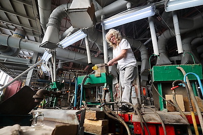 Женщина-стеклодув из Березовки 20 лет создает шедевры из стекла и хрусталя